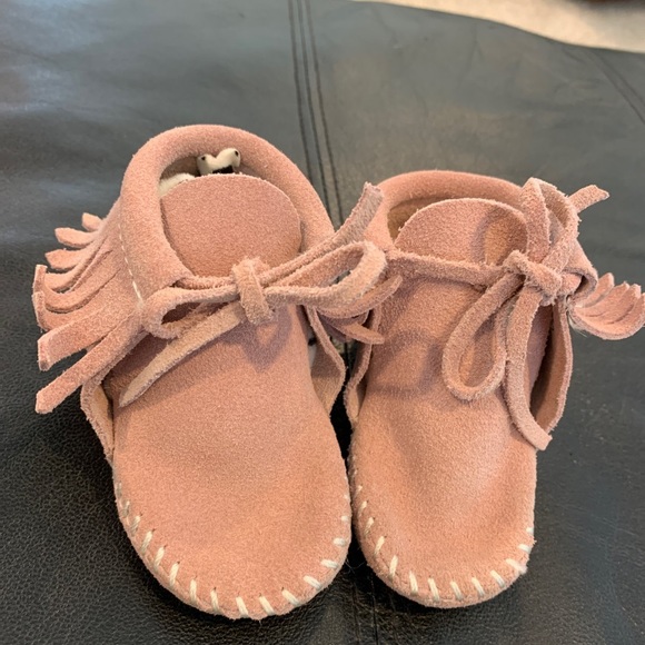 Minnetonka Other - Minnetonka moccasins 6-12 moths